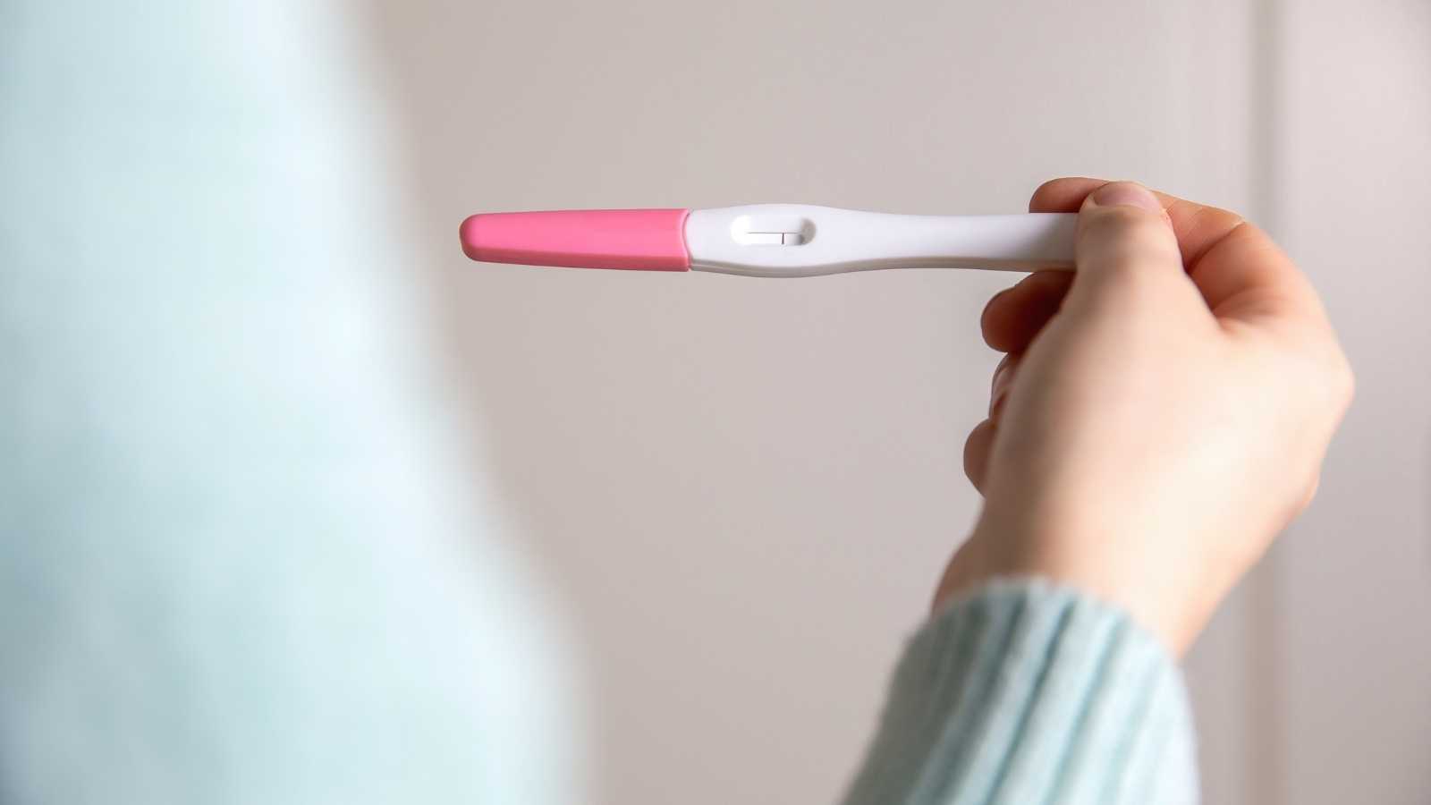 Junge Frau mit negativem Schwangerschaftstest Schwangerschaftstest zu Hause zeigt negatives Ergebnis aus nachster Nahe Wie häufig scheitert eine IVF?